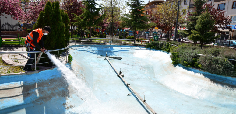 Mamak Belediyesi Süs Havuzlarını Temizliyor